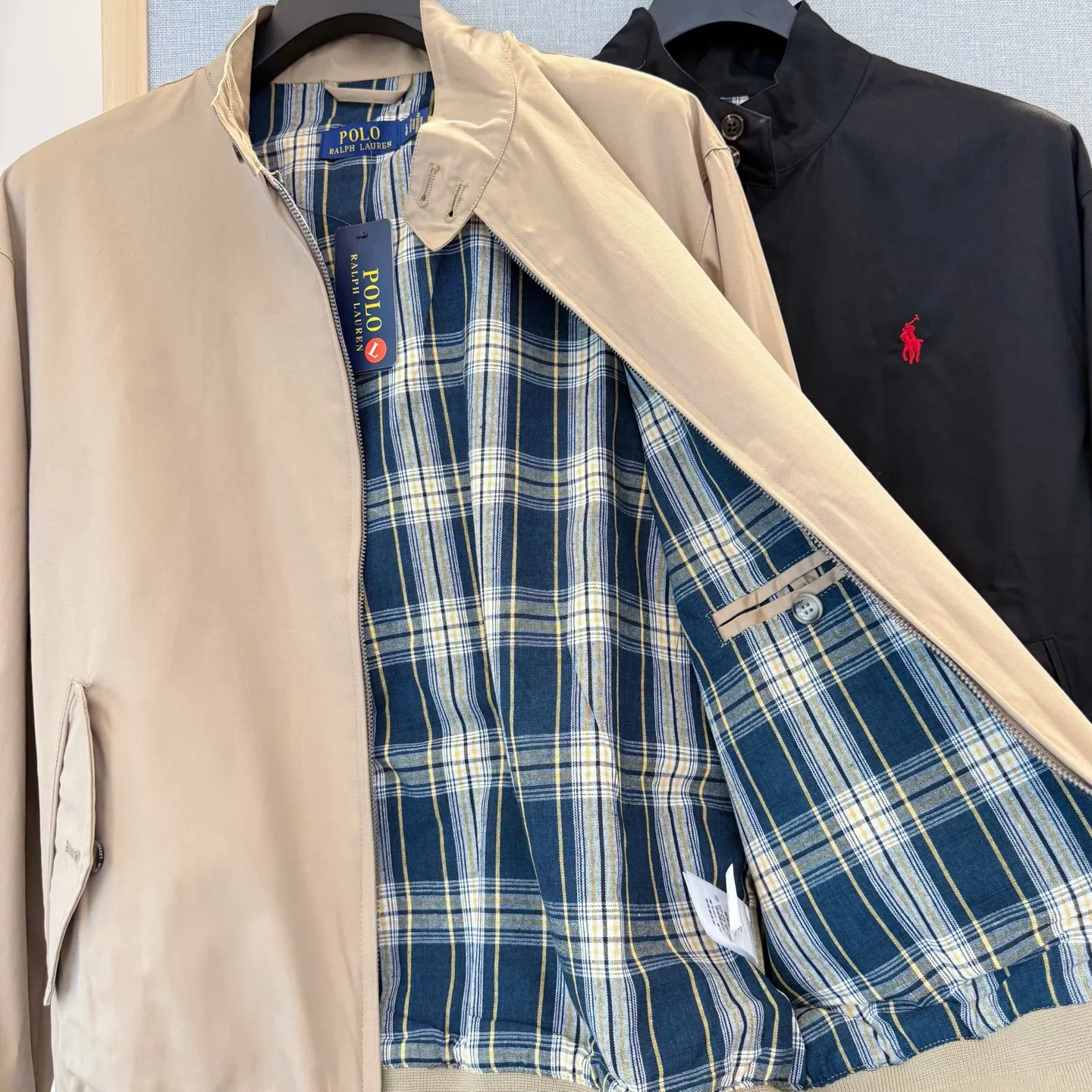 P350 model number: R05 Ralph Lauren unisex old money style old cadre stand collar workwear Harrington jacket color #khaki black size #M L The fabric has a double-layer shin feel and is full of weight! It's not as heavy as a regular jacket, and the ordinary cotton material feels really different. This one is super comfortable, soft and stylish, and has a green plaid interior that has a retro movie fashion feel! The fit is loose but not baggy. The size is just right and not picky. The dropped shoulder design modifies the shoulders without making them look bulky. This silhouette is a style that will never go out of style after being worn for a long time. The upper body is also very durable and recognizable. The loose and reasonable fit can be worn by both men and women. It is easy to create a clean and refreshing boyish look. Length: 68/70/72/74 Bust: 122/126/130/134 Shoulder width: 53/54/55/56 Sleeve length: 65/66/67/68